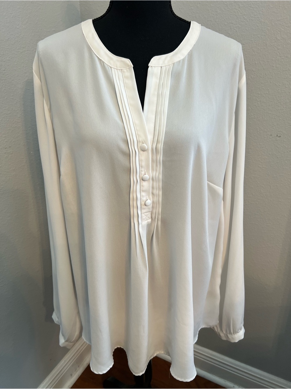 Torrid White V-Neck Pintuck Button Front Blouse - Size 2 (18/20)